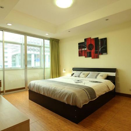 Serena Sathorn Suites Bangkok Bagian luar foto