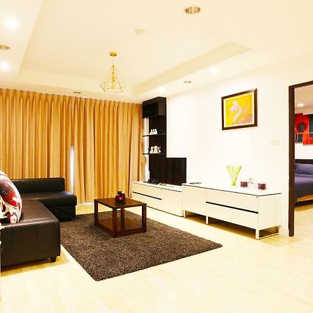 Serena Sathorn Suites Bangkok Bagian luar foto