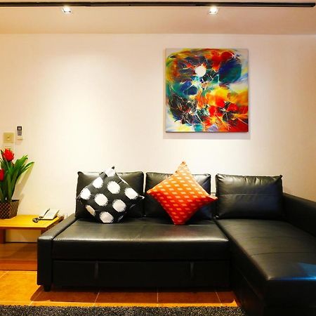 Serena Sathorn Suites Bangkok Bagian luar foto