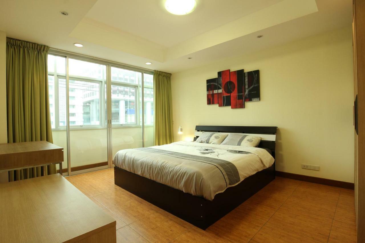 Serena Sathorn Suites Bangkok Bagian luar foto