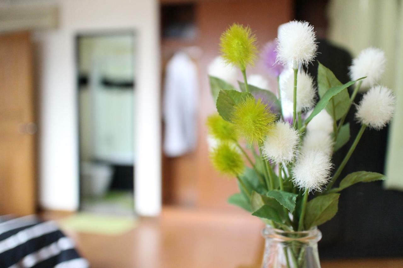 Serena Sathorn Suites Bangkok Bagian luar foto