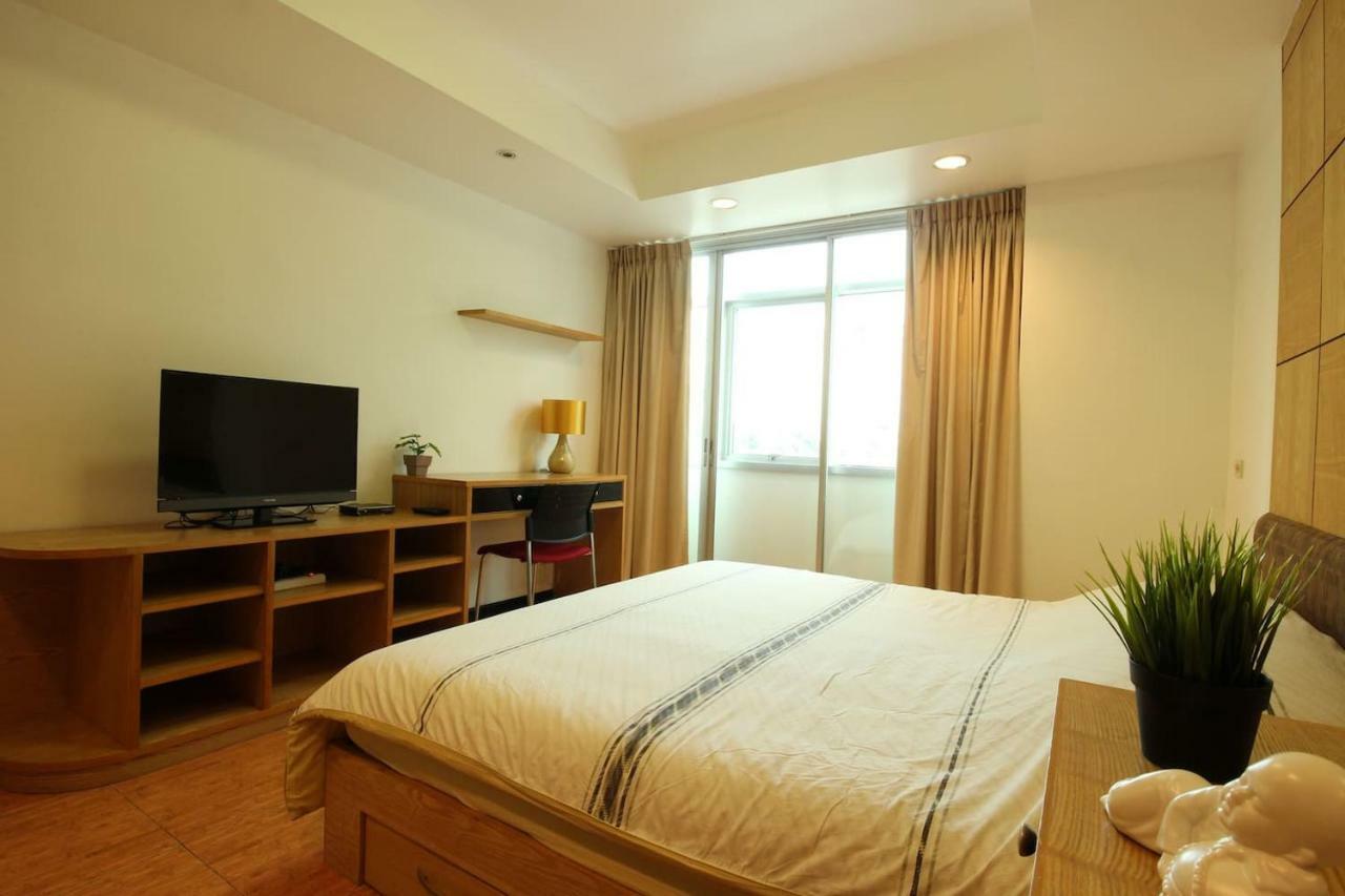 Serena Sathorn Suites Bangkok Bagian luar foto