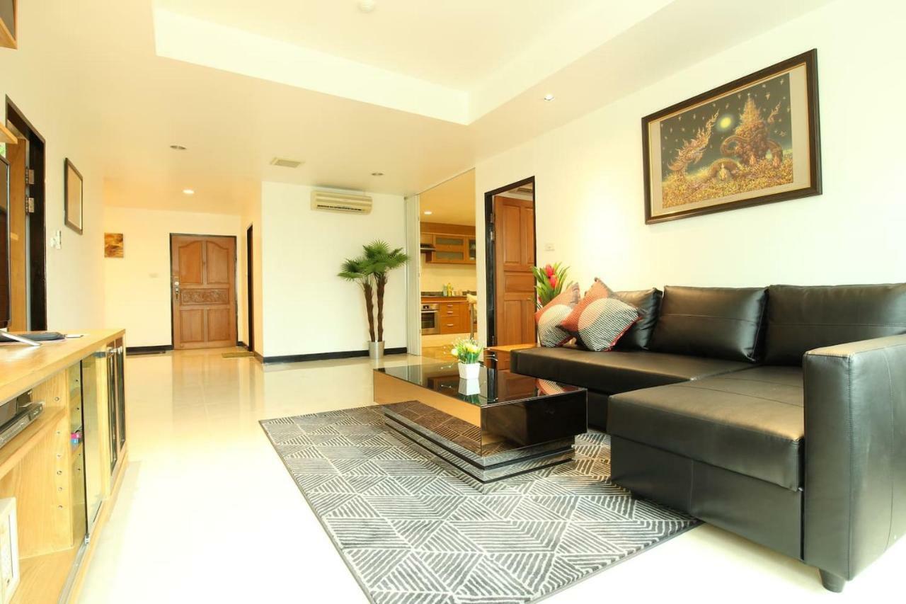Serena Sathorn Suites Bangkok Bagian luar foto