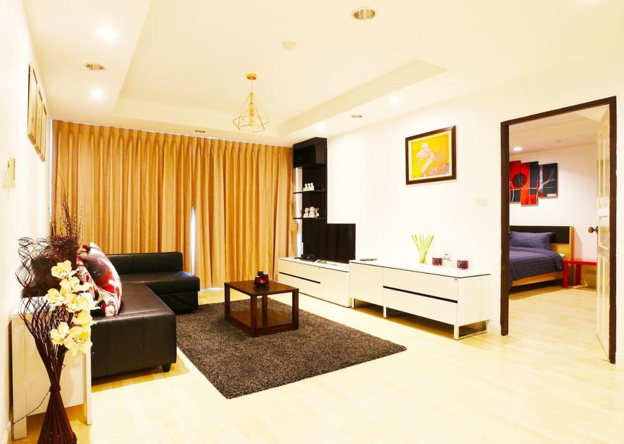 Serena Sathorn Suites Bangkok Bagian luar foto