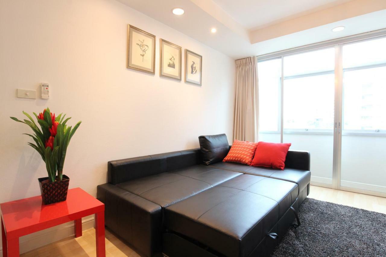 Serena Sathorn Suites Bangkok Bagian luar foto