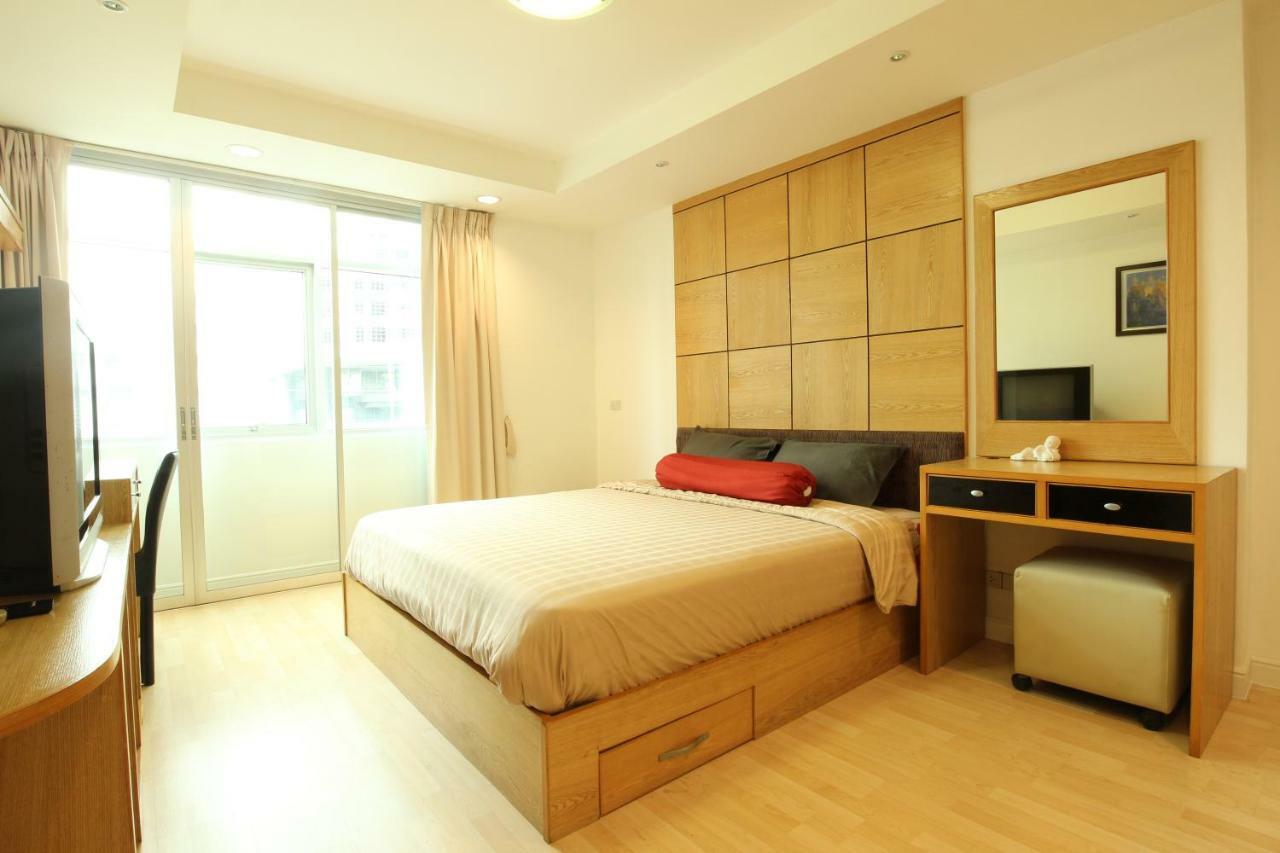 Serena Sathorn Suites Bangkok Bagian luar foto