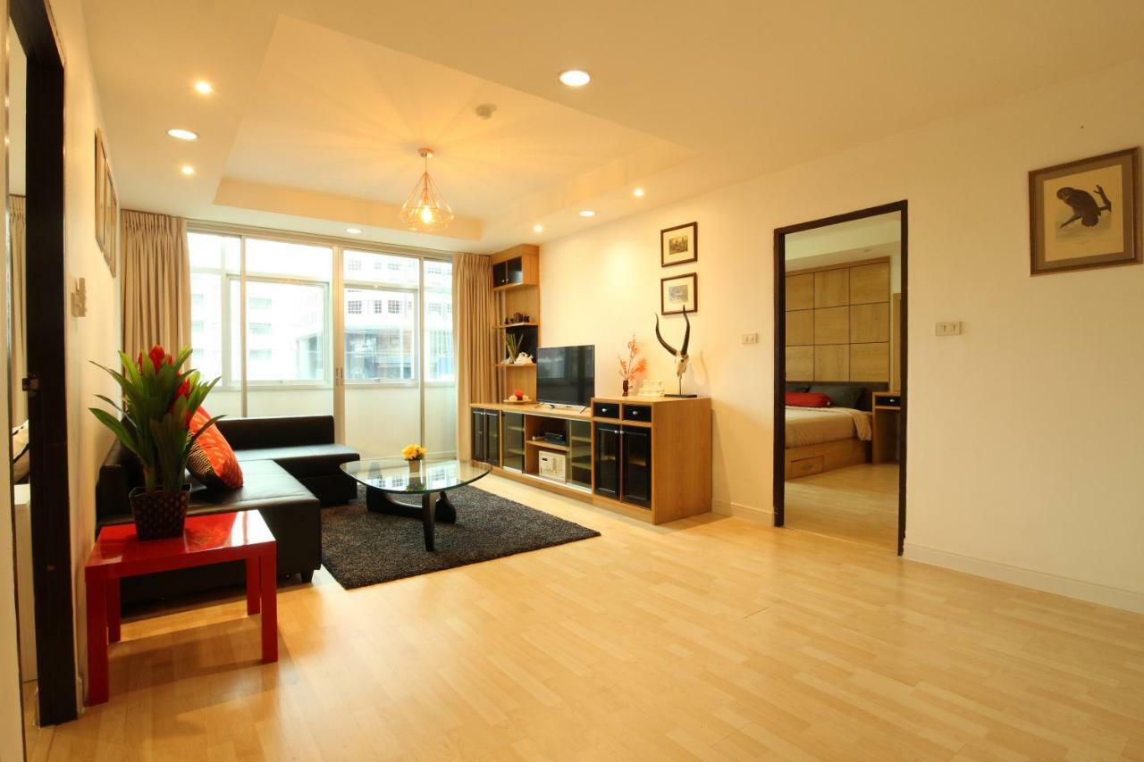 Serena Sathorn Suites Bangkok Bagian luar foto
