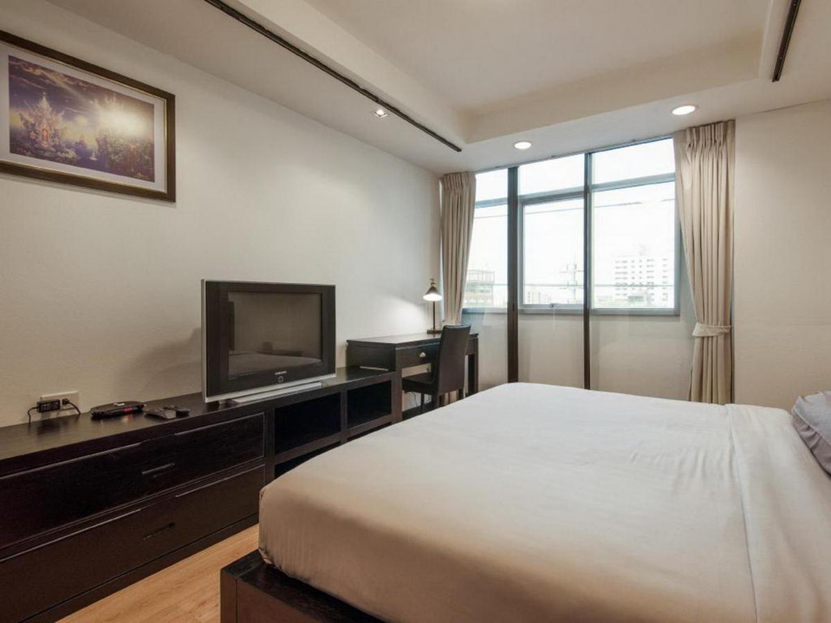 Serena Sathorn Suites Bangkok Bagian luar foto