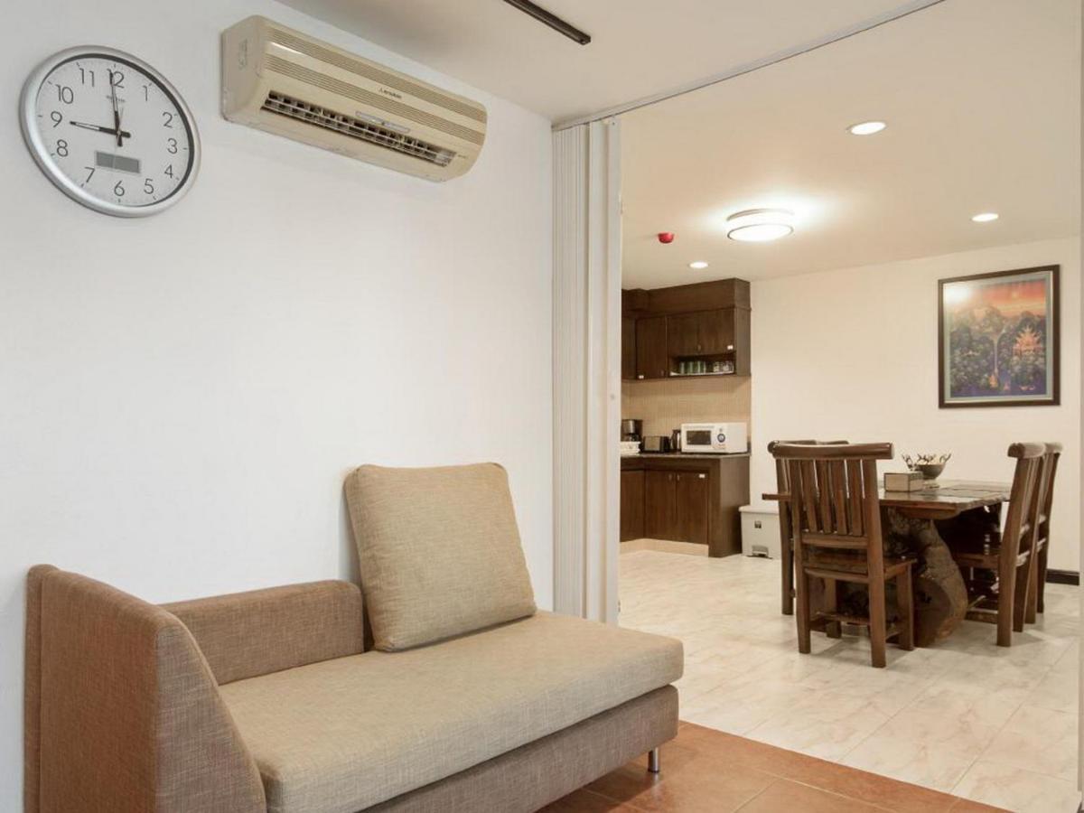 Serena Sathorn Suites Bangkok Bagian luar foto